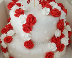 white-engagement-cake-with-red and white-roses wedding cake designer Andrea Monaco serving Stockton and Middlesbrough